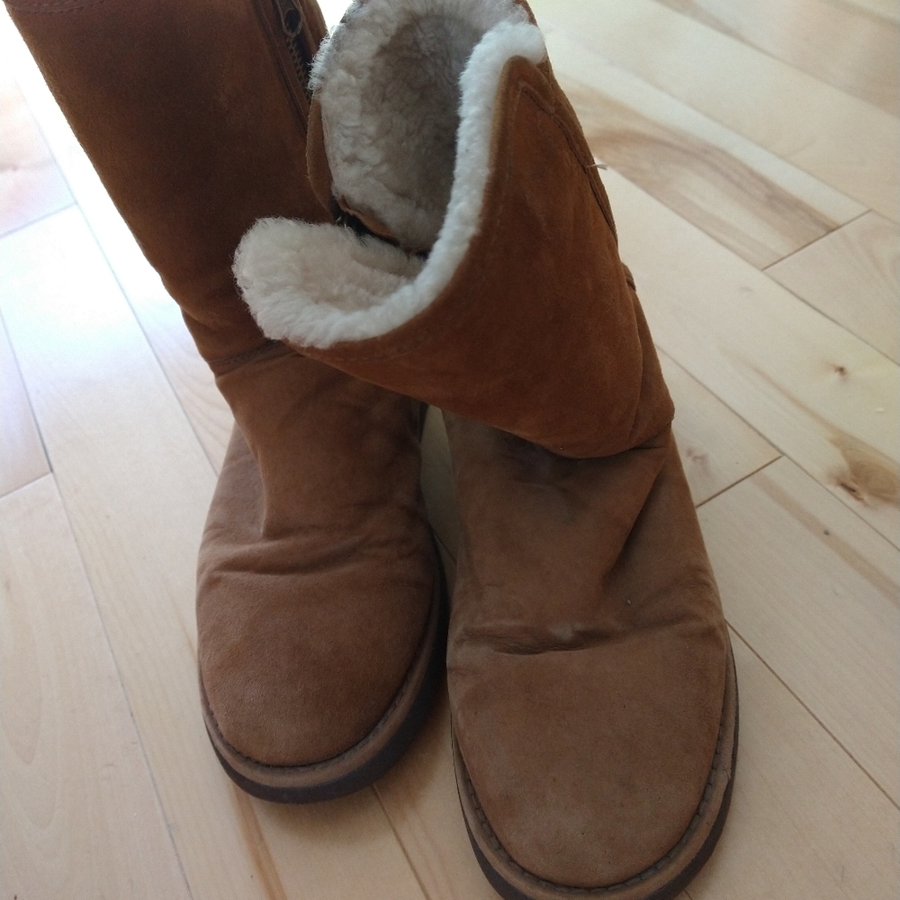 Size 7 UGGs boots tan